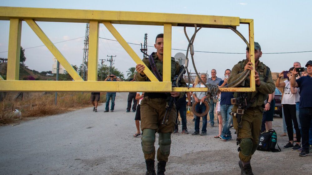 جنين: امرأة من برطعة تضع مولودها على حاجز عسكري