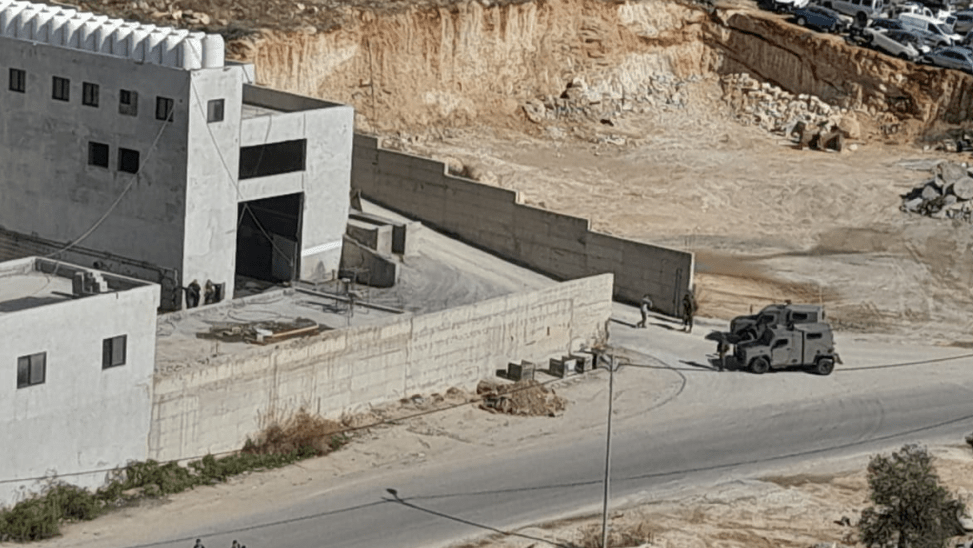 الاحتلال يقتحم مصنعاً ويحطم محتوياته ويحتجز العاملين فيه غرب سلفيت