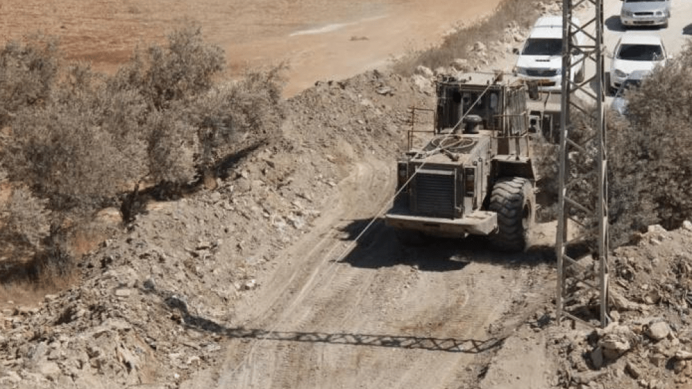 الاحتلال يغلق مدخل كفر الديك بالسواتر الترابية