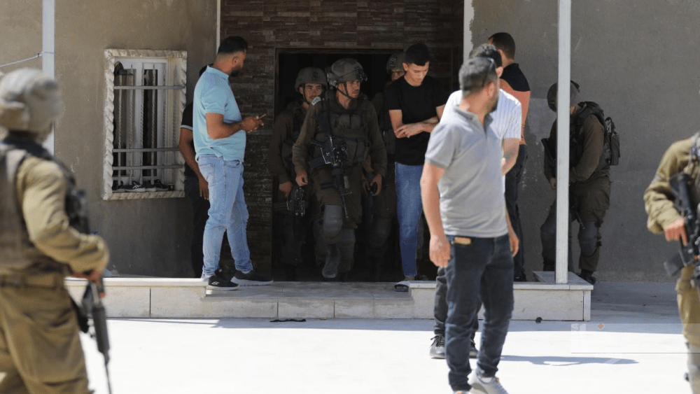 الاحتلال يقتحم مقر الوحدة القانونية للجنة إعمار الخليل