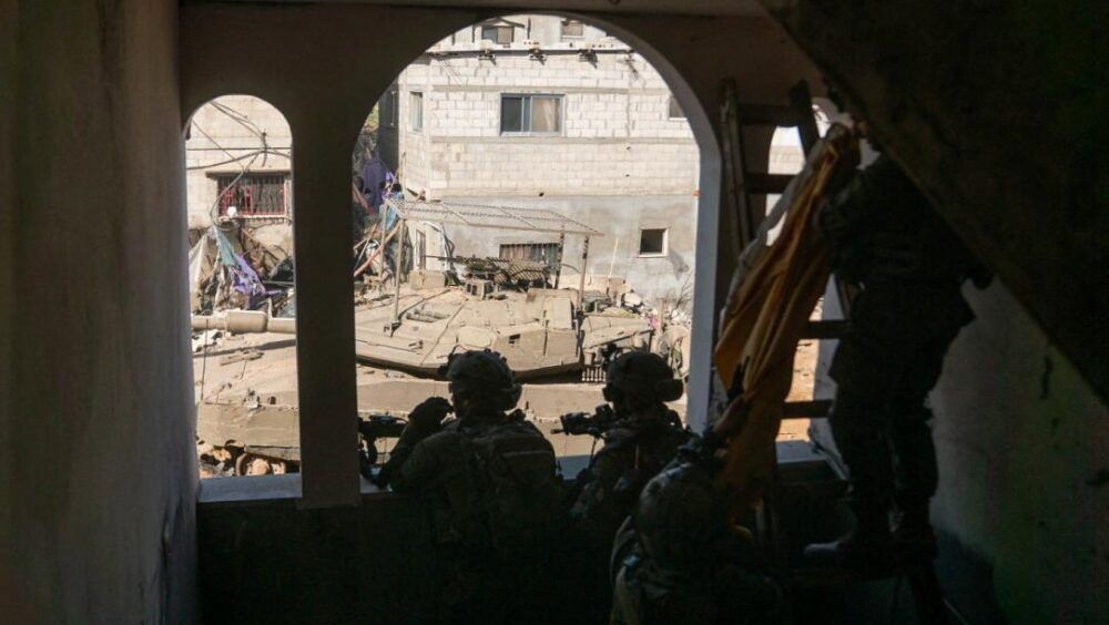 الاحتلال يسرق أموال وممتلكات سكان غزة