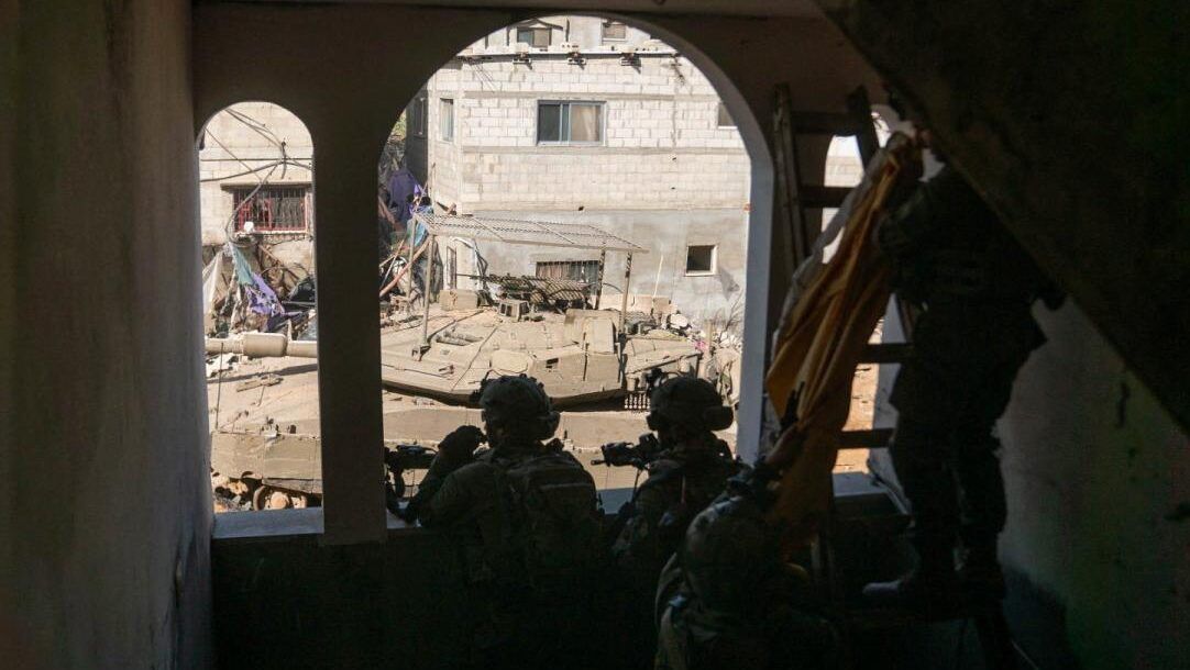 الاحتلال يسرق أموال وممتلكات سكان غزة