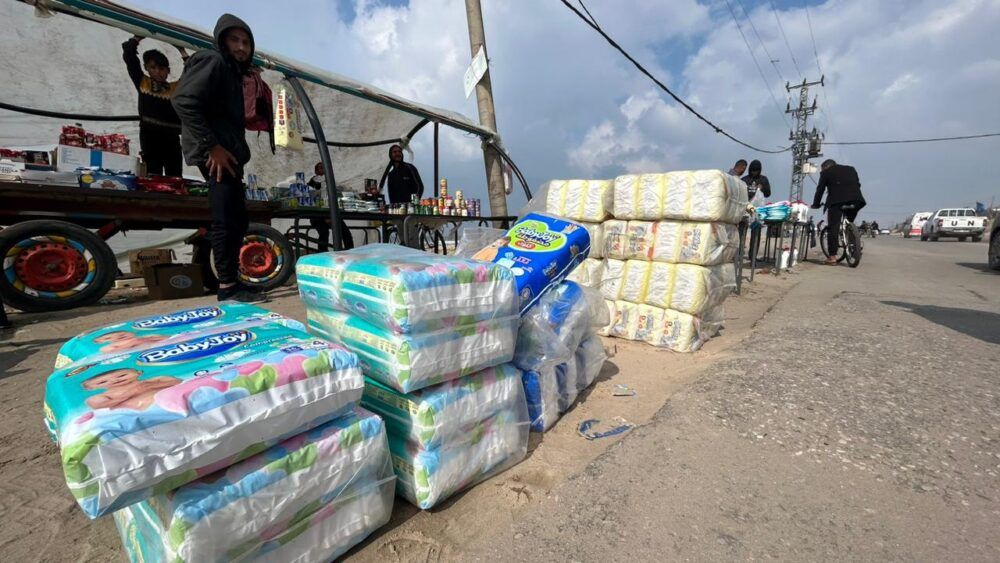 مصنع في رفح يخيط حفاظات الأطفال لشحها وارتفاع أسعارها