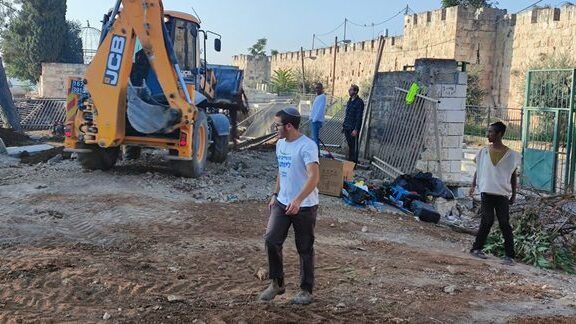 الاحتلال يغلق موقف مركبات سوق الجمعة بالقدس ويجرف أرضه