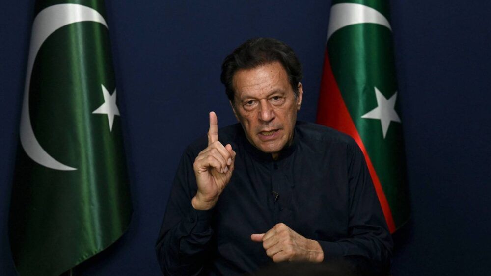 عمران خان يعلن "فوزه" بالانتخابات العامة الباكستانية