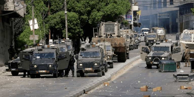 قوات الاحتلال تقتحم منزلا في نابلس وتجري تحقيقا مع ساكنيه