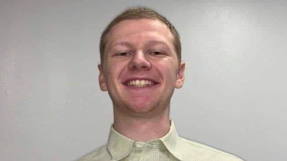 أحرق نفسه تنديدًا بالإبادة في غزة.. من هو الطيار الأمريكي آرون بوشنل؟