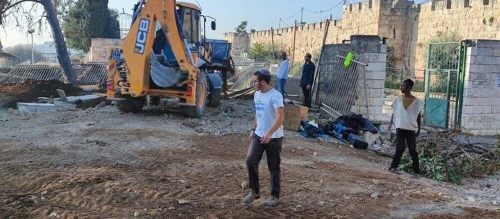 الاحتلال يجرًف أرض "سوق الجمعة" بالقدس ويقرر الاستيلاء على 18 دونمًا شرق رام الله