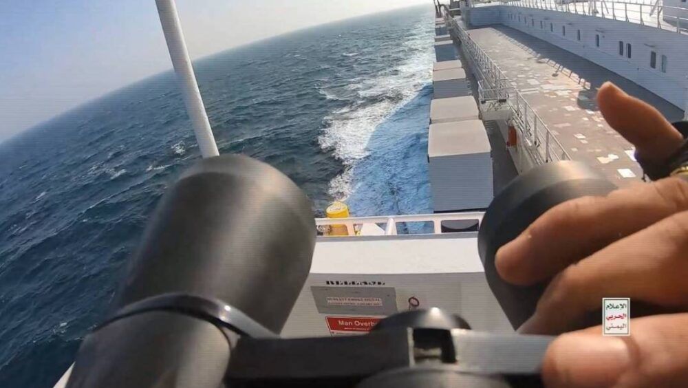 القوات اليمنية تستهدف سفينتين بريطانية وأمريكية في البحر الأحمر