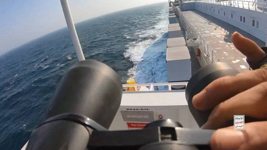 القوات اليمنية تستهدف سفينتين بريطانية وأمريكية في البحر الأحمر