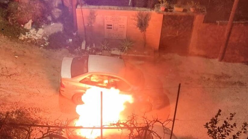 إصابة شاب وطفل برصاص المستوطنين وإحراق مركبة ومنازل في عصيرة القبلية