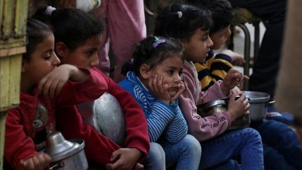 ارتقاء الطفلة حنين جمعة في بيت حانون جراء الجوع الشديد