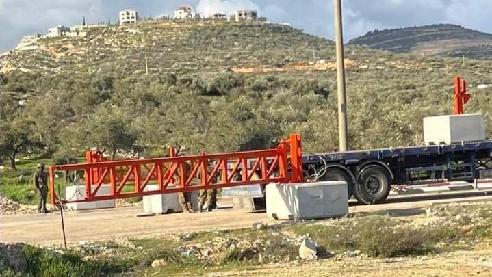 الاحتلال ينصب بوابة حديدية عند مدخل قرية بورين جنوب نابلس