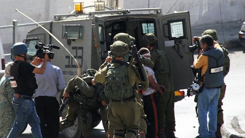 الاحتلال يعتقل مواطنين وعددا من أبنائهما وبناتهما شرق بيت لحم