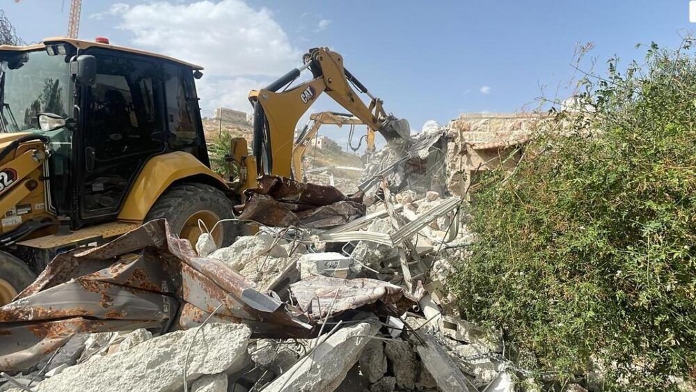 مستوطنون يهدمون سلاسل حجرية ويدمرون أشجاراً في بيت لحم