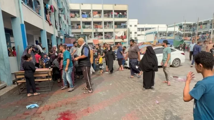 ارتقاء مواطنين باستهداف الاحتلال مدرسة تؤوي نازحين بخان يونس