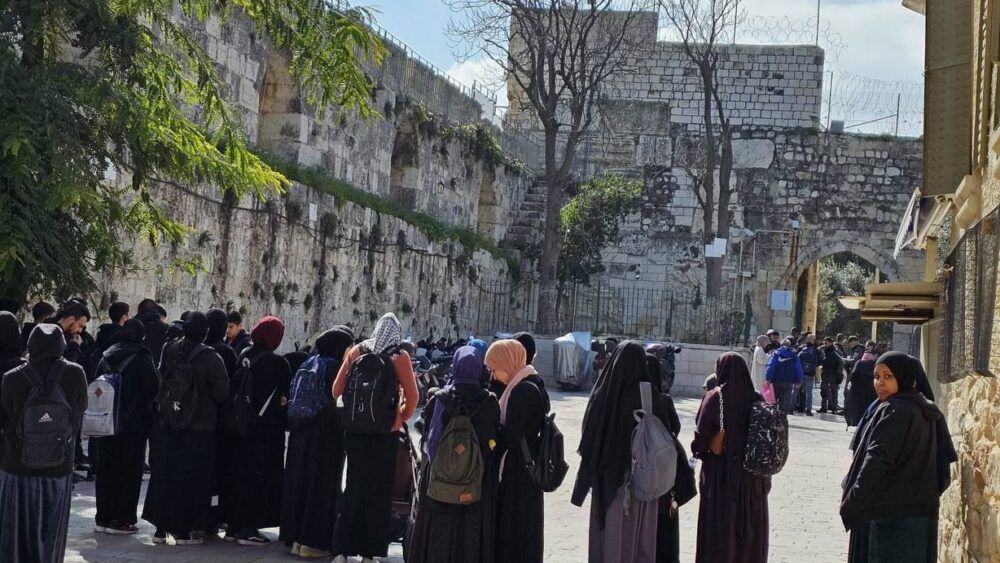 الاحتلال يعتدي على المصلين عند باب الأسباط ويعتقل امرأة وشاب