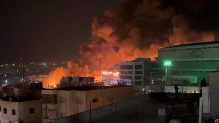حريق ضخم في مصنع "رويال" للمواد البلاستيكية بمدينة الخليل