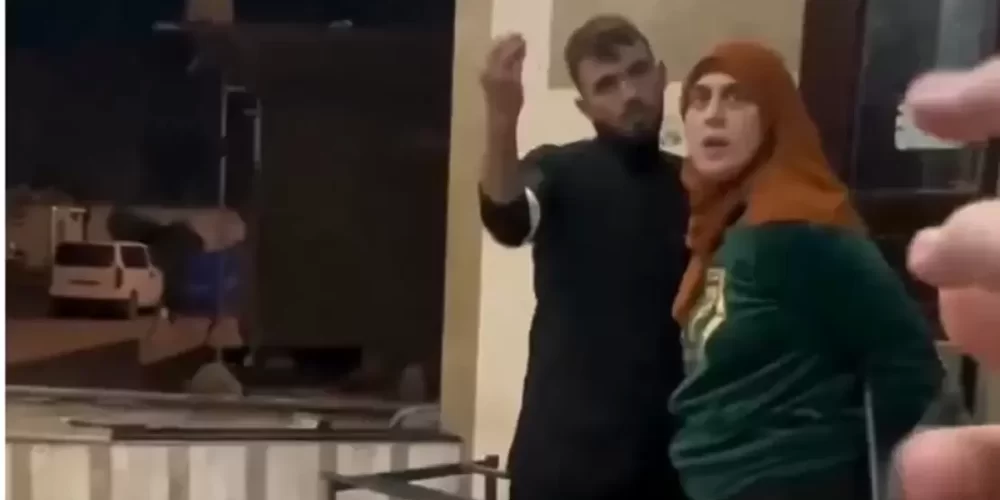 خاطرت بنفسها لتنقذ جريحًا .. مشاهد مصورة تظهر شجاعة طبيبة فلسطينية