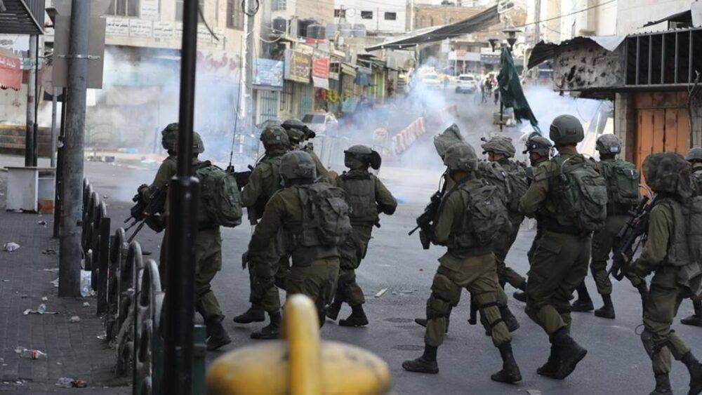 خلال مواجهات مع قوات الاحتلال.. ارتقاء فتى وإصابة العشرات في بيت امر بالخليل