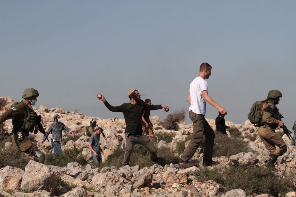 مستوطنون يهاجمون منزلاً في قرية دير نظام شمال رام الله