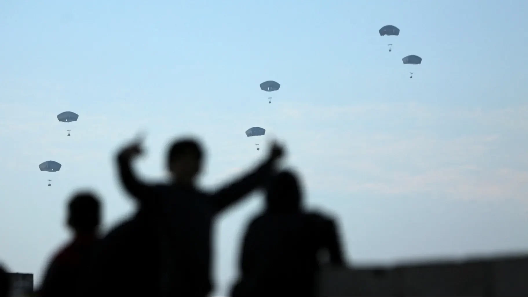 الإنزالات الجوية في غزة وجه آخر للعجز الدولي