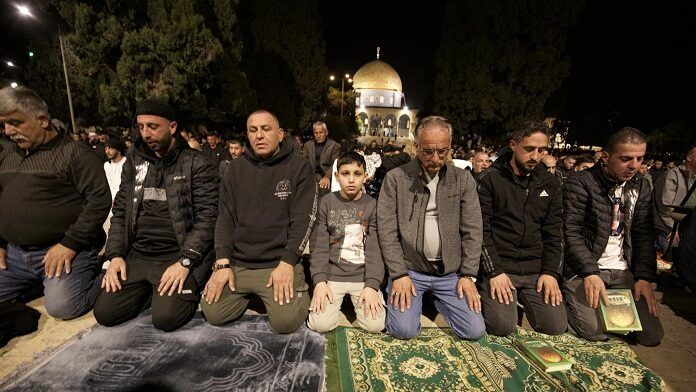 55 ألف مصل يؤدون صلاتي العشاء والتراويح في المسجد الأقصى المبارك