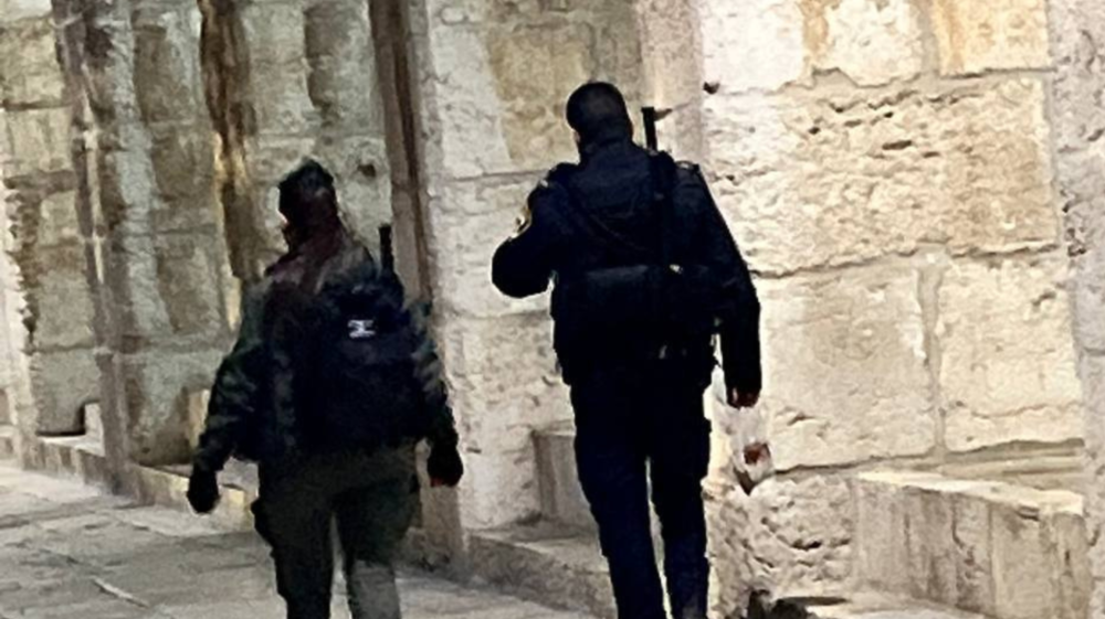 شرطة الاحتلال والمستوطنين يعتدون على المصلين أثناء خروجهم من المسجد الأقصى