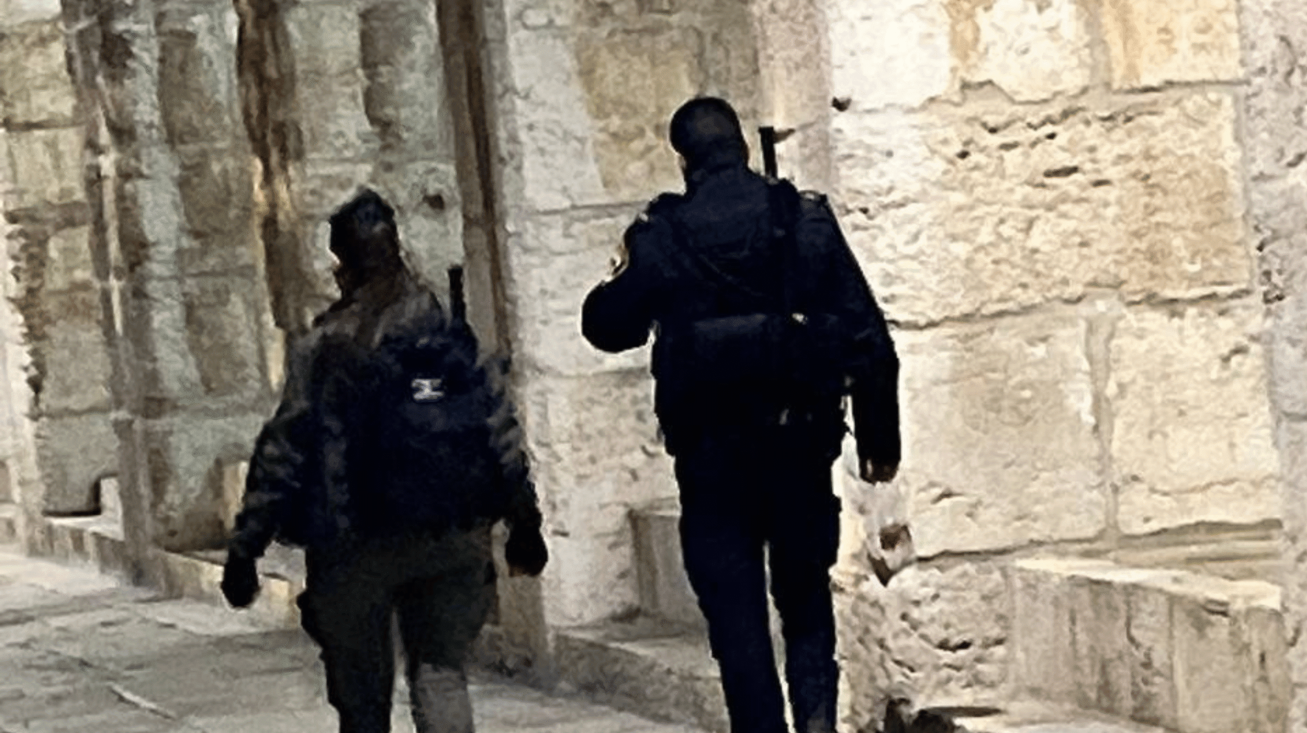 شرطة الاحتلال والمستوطنين يعتدون على المصلين أثناء خروجهم من المسجد الأقصى