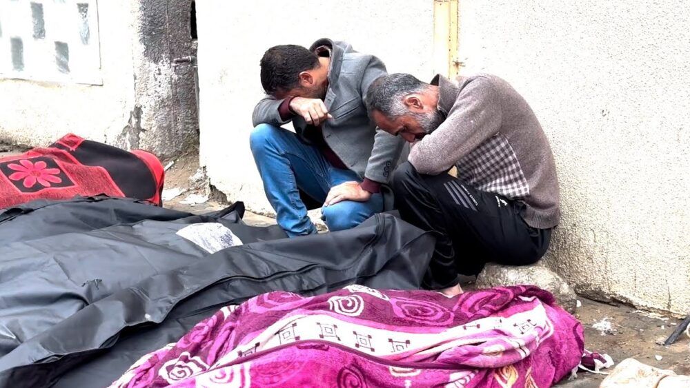 الاحتلال يسلّم جثامين 47 شهيدًا سرقها من مناطق متفرقة في قطاع غزة