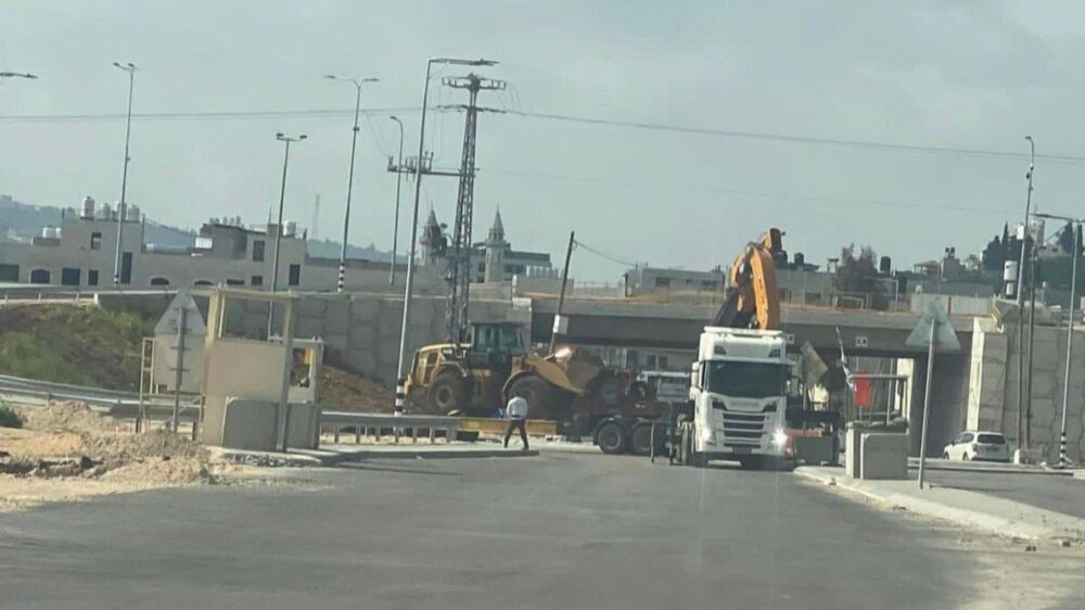 أربع بوابات خلال أقل من 24 ساعة: الاحتلال ينصب بوابتين حديديتين في شارع حوارة الرئيسي جنوب نابلس