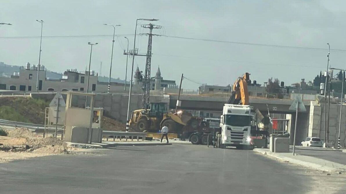 أربع بوابات خلال أقل من 24 ساعة: الاحتلال ينصب بوابتين حديديتين في شارع حوارة الرئيسي جنوب نابلس