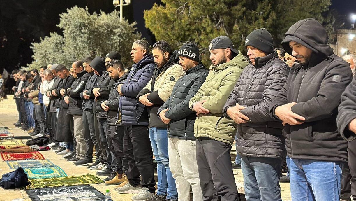 30 ألفًا يؤدون صلاتي العشاء والتراويح في المسجد الأقصى المبارك