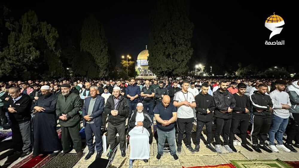 70 ألفا يؤدون صلاتي العشاء والتراويح في المسجد الأقصى
