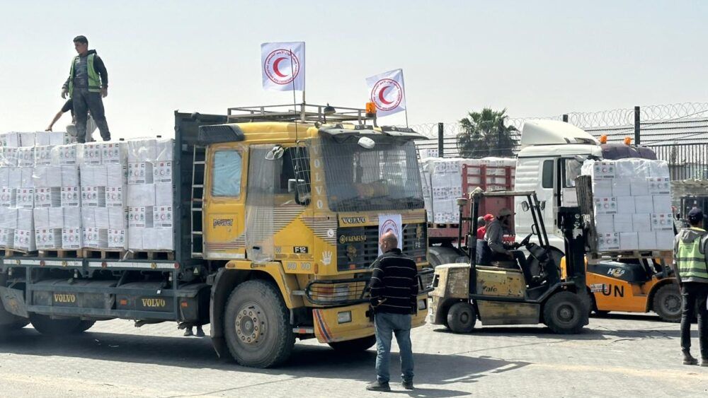 الهلال يتمكن من إدخال وتوزيع 9 شاحنات مساعدات لمناطق شمال غزة