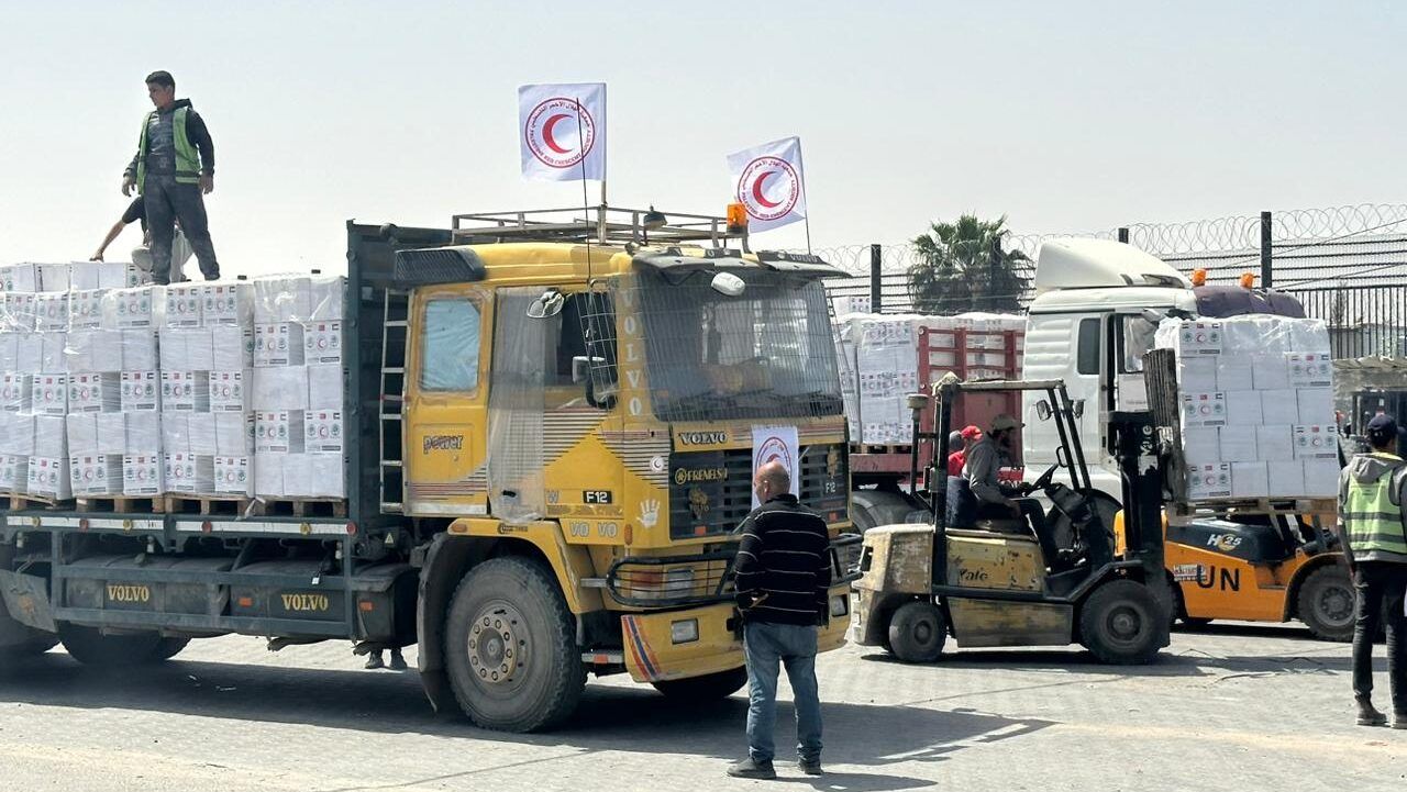 الهلال يتمكن من إدخال وتوزيع 9 شاحنات مساعدات لمناطق شمال غزة