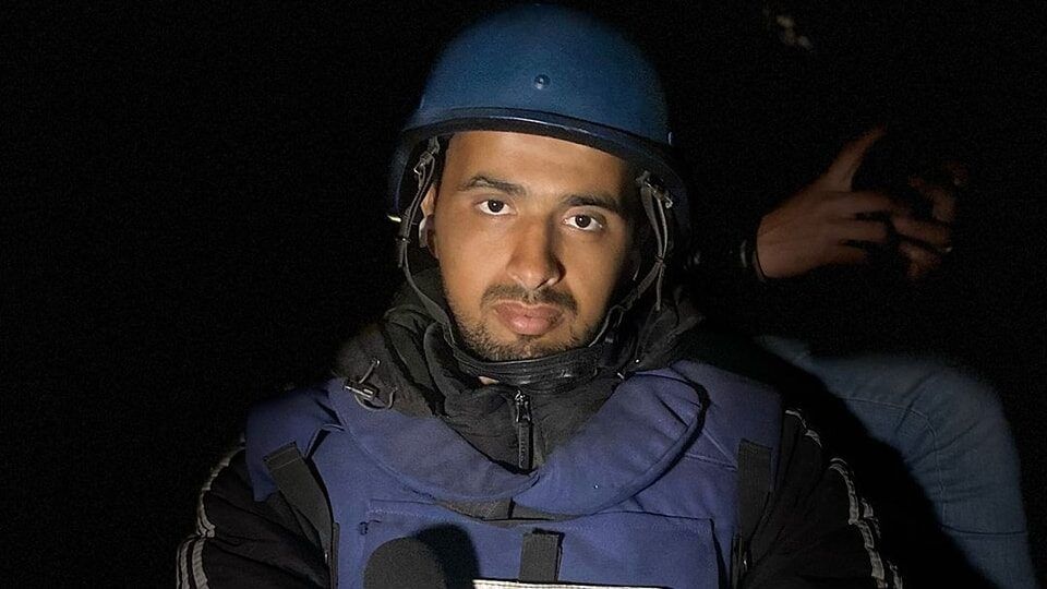 بعد اعتقاله لمدة 12 ساعة من مجمع الشفاء.. الإفراج عن الصحفي إسماعيل الغول