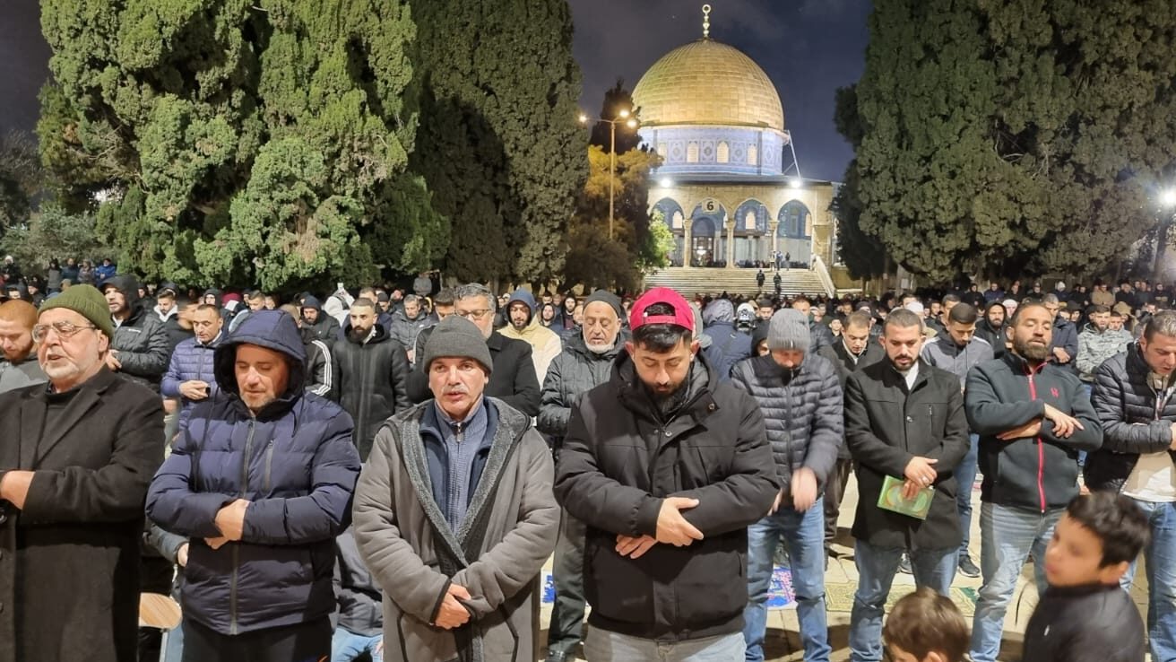 40 ألفاً يؤدون صلاتي العشاء والتراويح في المسجد الأقصى