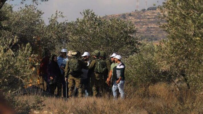 الاحتلال يجبر مزارعين على مغادرة أراضيهم شرق رام الله