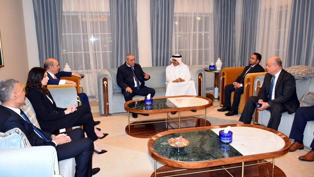 الشيخ يجري جلسة تشاورية مع وزير خارجية البحرين