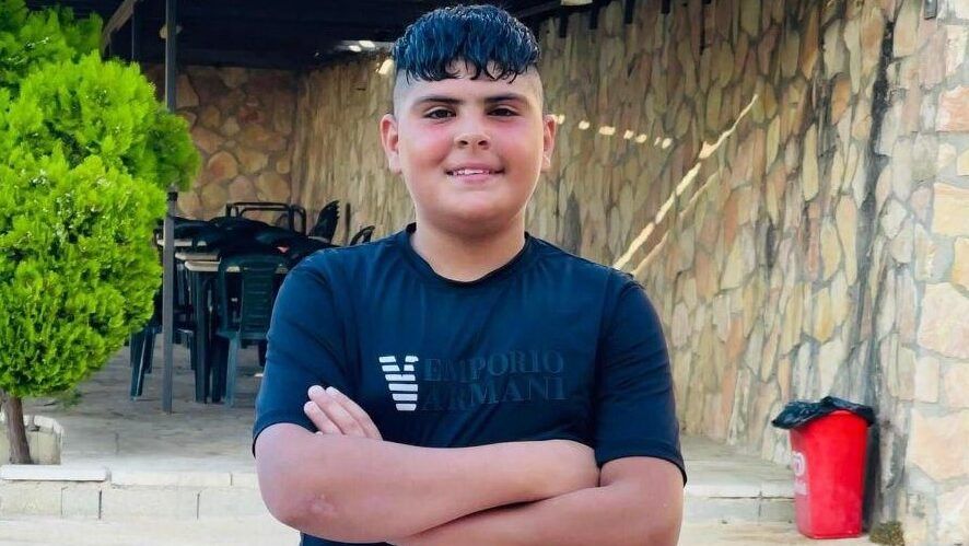 مستوطنون يحرقون مركبات في هجوم على بلدة برقا شرق رام الله.