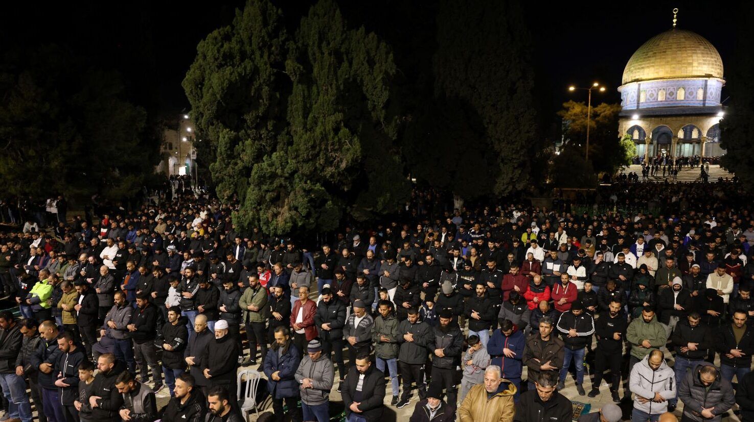 60 ألف يؤدون صلاتي العشاء والتراويح في المسجد الأقصى المبارك