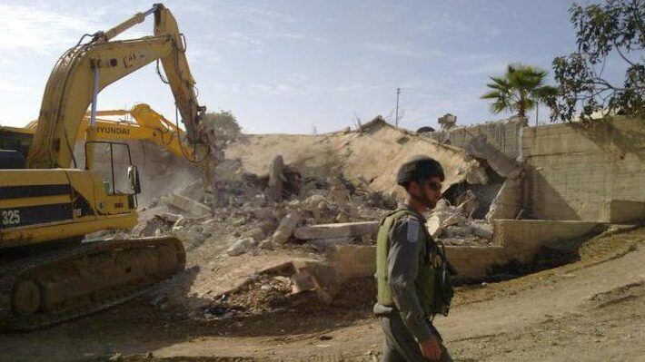 الاحتلال يهدم غرفة زراعية و3 بركسات في رام الله