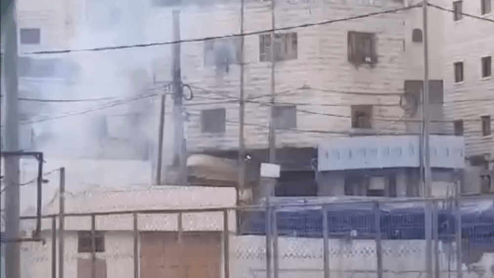 الاحتلال يطلق قنابل الغاز صوب مدرسة طارق بن زياد في الخليل