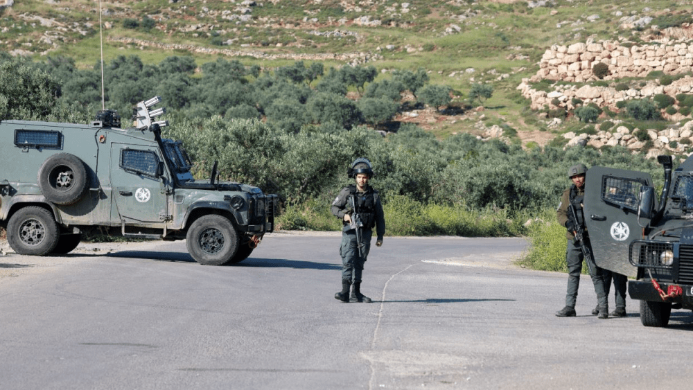 الاحتلال يغلق مدخلي المغير شرق رام الله ويستولي على مركبة