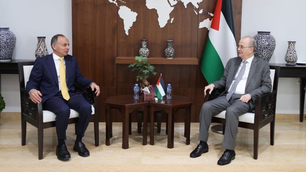 رئيس الوزراء يلتقي السفير المصري لمتابعة مخرجات زيارته الأخيرة لمصر