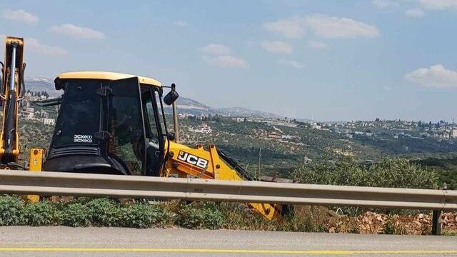الاحتلال يجرف أراضي لشق طريق استعماري في دير استيا غرب سلفيت
