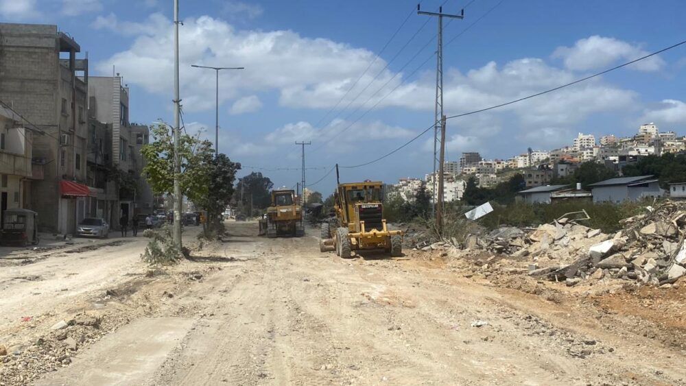 "الأشغال العامة" تباشر بإزالة آثار عدوان الاحتلال على مخيم نور شمس