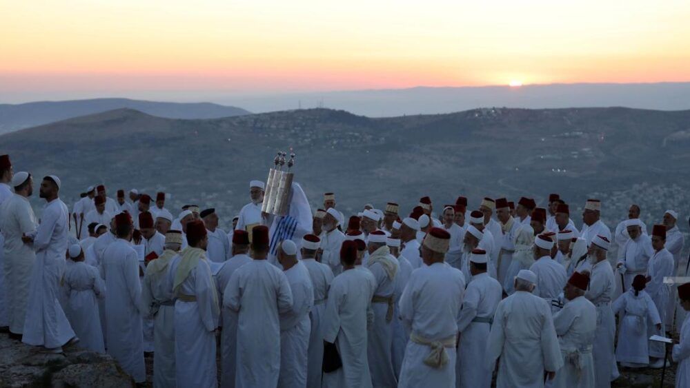 السامريون يحتفلون بعيد "الفسح" على قمة جرزيم في نابلس