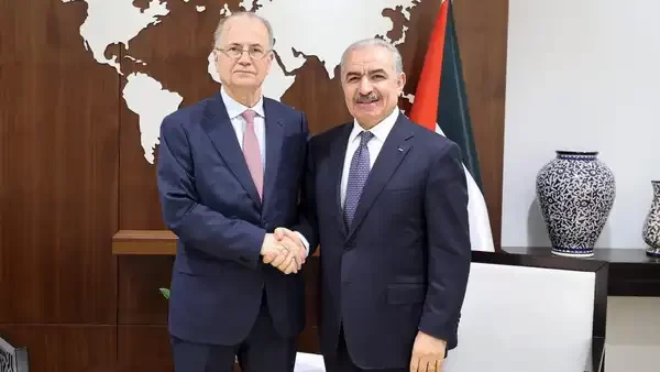 مصطفى يتسلّم مهامه رئيسا للوزراء من اشتية